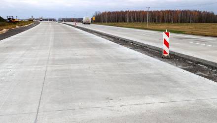 Под Речицей завершают укладку первой бетонной дороги