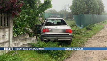 Один погиб, второй в больнице. В Буда-Кошелевском районе Audi врезалась в бетонное ограждение