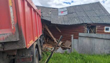 В Добруше грузовик въехал в жилой дом