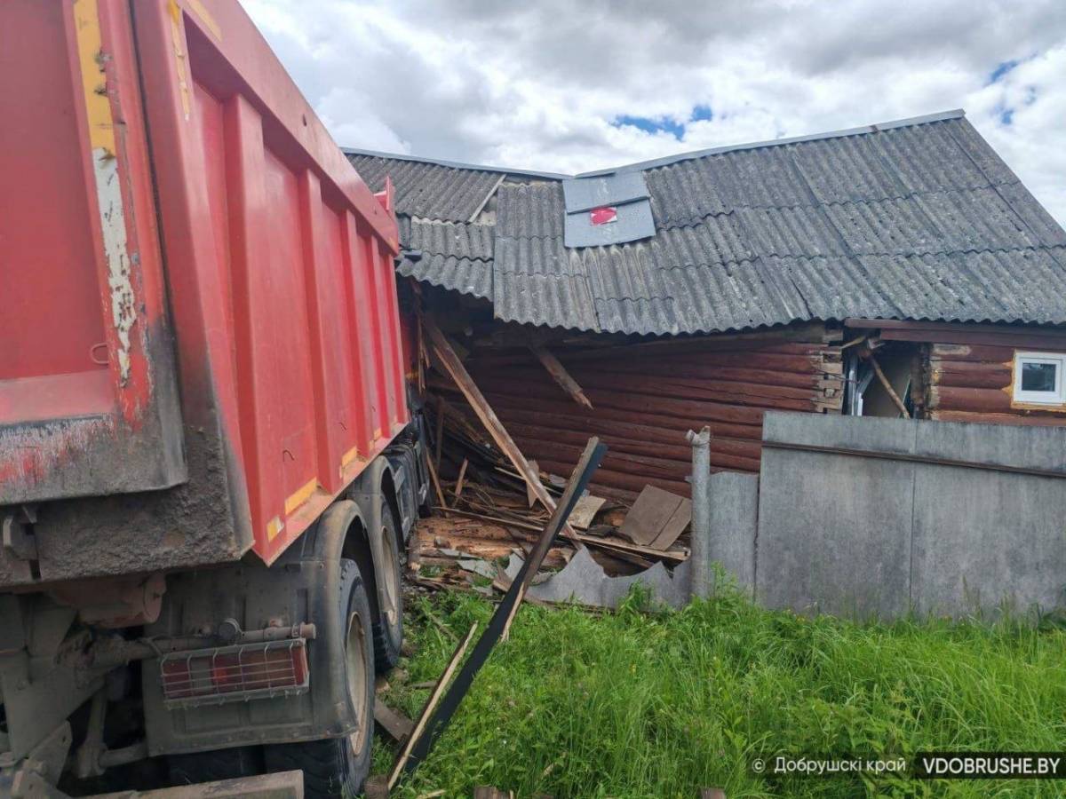 В Добруше грузовик въехал в жилой дом