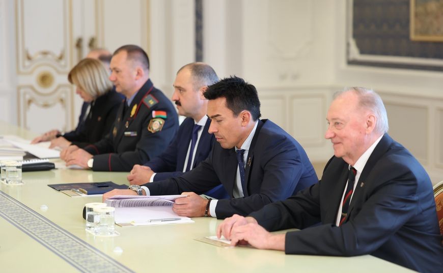 Лукашенко поручил КГК и МВД проверить спортивные клубы в Беларуси