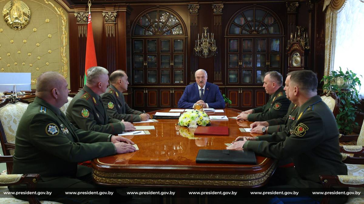 Лукашенко поручил запретить поездки за рубеж детских групп без госнадзора и разрешения