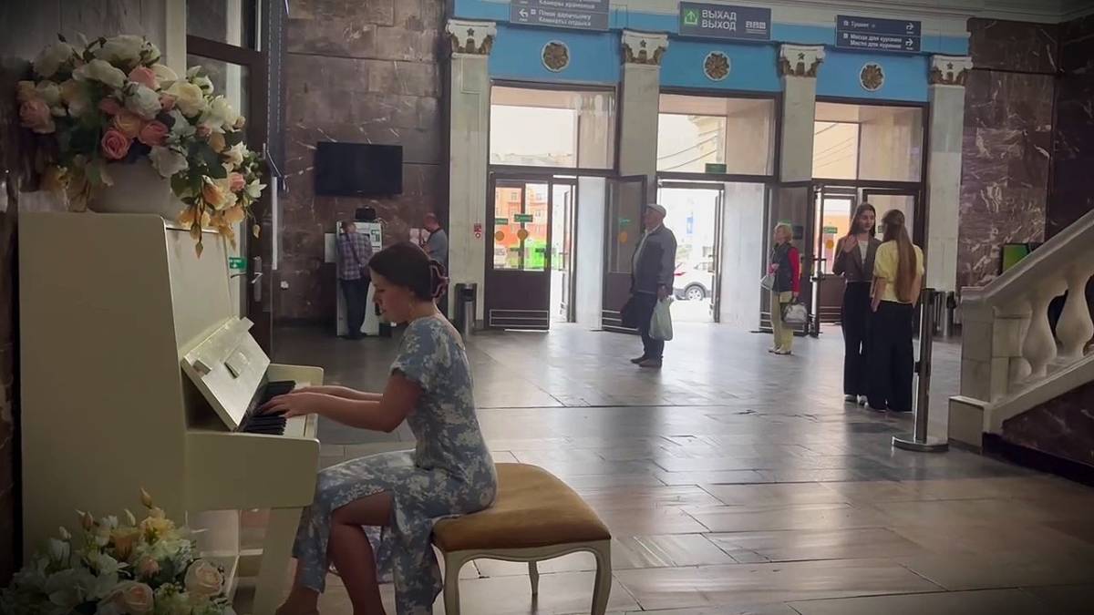 На вокзале в Гомеле появилось фортепиано