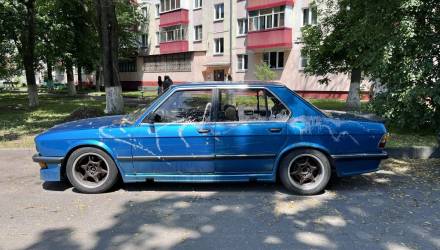 В Гомеле неизвестные повредили редкий лазурный BMW