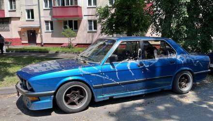 В Гомеле нашли вандалов, повредивших редкий лазурный BMW