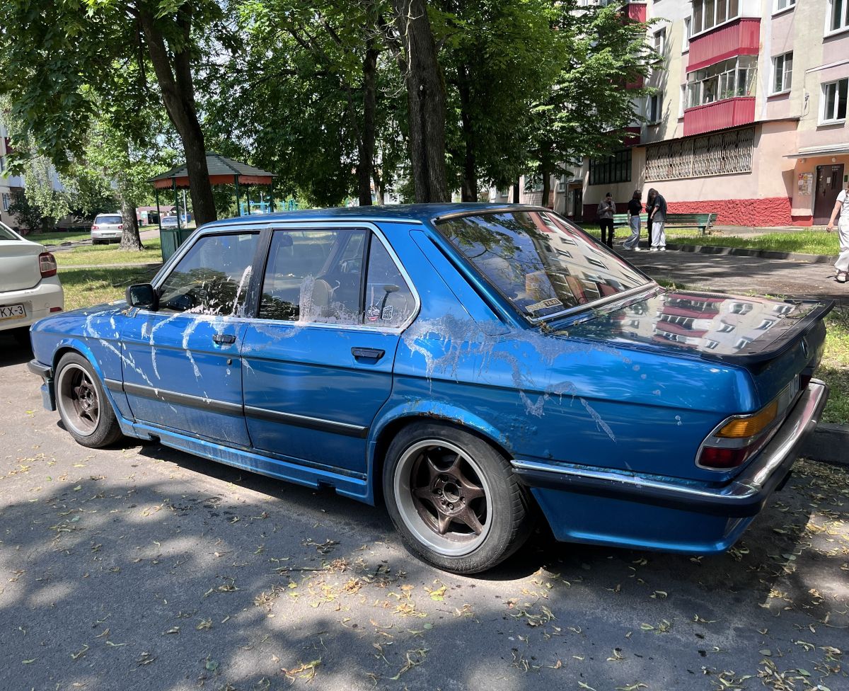 В Гомеле неизвестные повредили редкий лазурный BMW