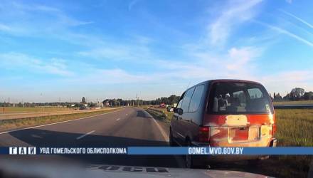 В Гомеле пьяный водитель минивэна устроил погоню с четырьмя детьми в салоне