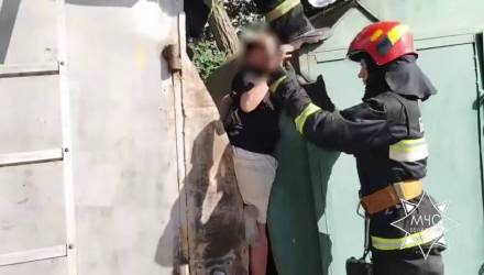 В Речице девочка провалилась между гаражами и застряла