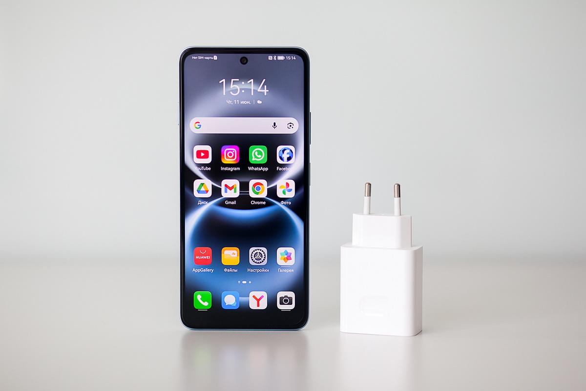 Huawei nova Y74 поддерживает турбозарядку Huawei SuperCharge мощностью 40 Вт. Всего за 15 минут у розетки смартфон получает запас энергии примерно на пять часов просмотра видео.