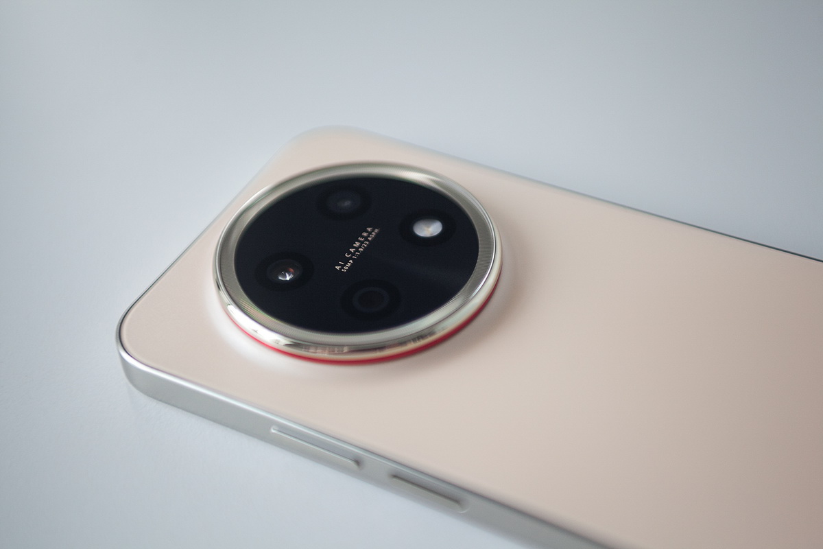 Huawei nova 15 Max не пытается соревноваться в количестве объективов.
