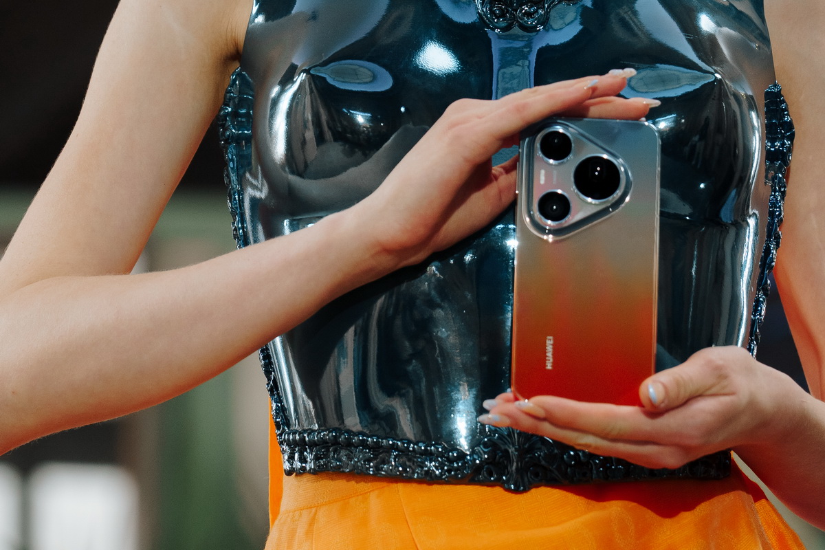 Huawei Pura 90s на парижском подиуме: как смартфон стал источником вдохновения для белорусских дизайнеров