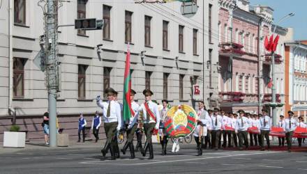 улица Советская (от площади Восстания до площади Ленина) 10.0 Шествие ветеранов, трудящихся и творческой молодежи площадь Труда 10.15 Торжественный митинг, церемония возложения венков и цветов к Вечному огню у братской могилы советских воинов и подпольщиков площадь Ленина 10.0- 23.00 Выставка техники предприятий, организаций 10.40 Торжественное открытие праздника и церемония чествования лиц, удостоенных почетного звания «Человек года». 12.0- 22.00 Концертная программа творческих коллективов города Гомеля 22.0- 22.55 Концертная программа с участием группы «Дрозды» 22.55 Общереспубликанская акция «Споем гимн вместе» 23.0 Праздничный фейерверк сквер имени Кирилла Туровского 10.0 Интерактивная выставочная экспозиция учреждений образования и ГУ «Сеть публичных библиотек города Гомеля» сквер имени А.А.Громыко 10.0 Интерактивные игровые площадки учреждений образования «Страна детства». Экспозиция предприятий, организаций районов города Гомеля, посвященная Году белорусской женщины 21.0- 22.00 Кинотеатр под открытым небом. Просмотр фильма «В зоне особого внимания» Киевский спуск 10.0 Выставка-продажа ремесленников • • I •. , ЖЕЛЕЗНОДОРОЖНЫЙ РАЙОН ГОРОДА ГОМЕЛЯ Площадка на каскаде озер по улице Озерной - проспекту Космонавтов, 70 Площадка возле ДК Костюковка (ул.Незалежности,2а) НОВОБЕЛИЦКИЙ РАЙОН ГОРОДА ГОМЕЛЯ Площадка у прихода храма Грузинской иконы Божьей Матери СОВЕТСКИЙ РАЙОН ГОРОДА ГОМЕЛЯ Площадка у Гомельского государственного технического университета имени П.О.Сухого (пр.Речицкий) ЦЕНТРАЛЬНЫЙ РАЙОН ГОРОДА ГОМЕЛЯ Площадка у Ледового дворца (улица Мазурова, ПО) 18.00-23.00 Районные праздники 22.55 Общереспубликанская акция «Споем гимн вместе» 23.0 Праздничные фейерверки