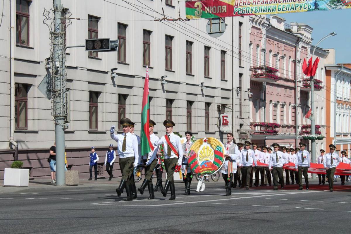 улица Советская (от площади Восстания до площади Ленина) 10.0 Шествие ветеранов, трудящихся и творческой молодежи площадь Труда 10.15 Торжественный митинг, церемония возложения венков и цветов к Вечному огню у братской могилы советских воинов и подпольщиков площадь Ленина 10.0- 23.00 Выставка техники предприятий, организаций 10.40 Торжественное открытие праздника и церемония чествования лиц, удостоенных почетного звания «Человек года». 12.0- 22.00 Концертная программа творческих коллективов города Гомеля 22.0- 22.55 Концертная программа с участием группы «Дрозды» 22.55 Общереспубликанская акция «Споем гимн вместе» 23.0 Праздничный фейерверк сквер имени Кирилла Туровского 10.0 Интерактивная выставочная экспозиция учреждений образования и ГУ «Сеть публичных библиотек города Гомеля» сквер имени А.А.Громыко 10.0 Интерактивные игровые площадки учреждений образования «Страна детства». Экспозиция предприятий, организаций районов города Гомеля, посвященная Году белорусской женщины 21.0- 22.00 Кинотеатр под открытым небом. Просмотр фильма «В зоне особого внимания» Киевский спуск 10.0 Выставка-продажа ремесленников • • I •. , ЖЕЛЕЗНОДОРОЖНЫЙ РАЙОН ГОРОДА ГОМЕЛЯ Площадка на каскаде озер по улице Озерной - проспекту Космонавтов, 70 Площадка возле ДК Костюковка (ул.Незалежности,2а) НОВОБЕЛИЦКИЙ РАЙОН ГОРОДА ГОМЕЛЯ Площадка у прихода храма Грузинской иконы Божьей Матери СОВЕТСКИЙ РАЙОН ГОРОДА ГОМЕЛЯ Площадка у Гомельского государственного технического университета имени П.О.Сухого (пр.Речицкий) ЦЕНТРАЛЬНЫЙ РАЙОН ГОРОДА ГОМЕЛЯ Площадка у Ледового дворца (улица Мазурова, ПО) 18.00-23.00 Районные праздники 22.55 Общереспубликанская акция «Споем гимн вместе» 23.0 Праздничные фейерверки