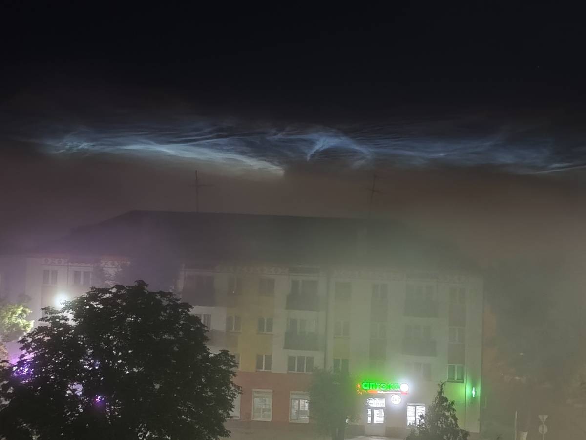 Минувшей ночью читатели Progomel.by заметили над Гомельской областью редкое атмосферное явление — серебристые облака.