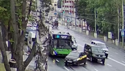 В Гомеле смелый маневр таксистки привел к ДТП
