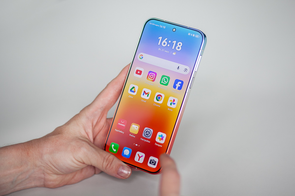 Huawei Pura 90s Pro Max оснащен большим 6,9-дюймовым LTPO OLED-дисплеем с разрешением 2880×1308 точек и плотностью пикселей 460 ppi.