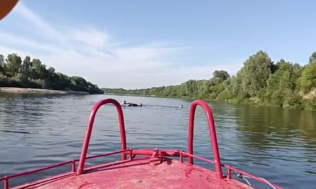 В Ветковском районе спасли дрейфовавшую по реке на матрасе компанию