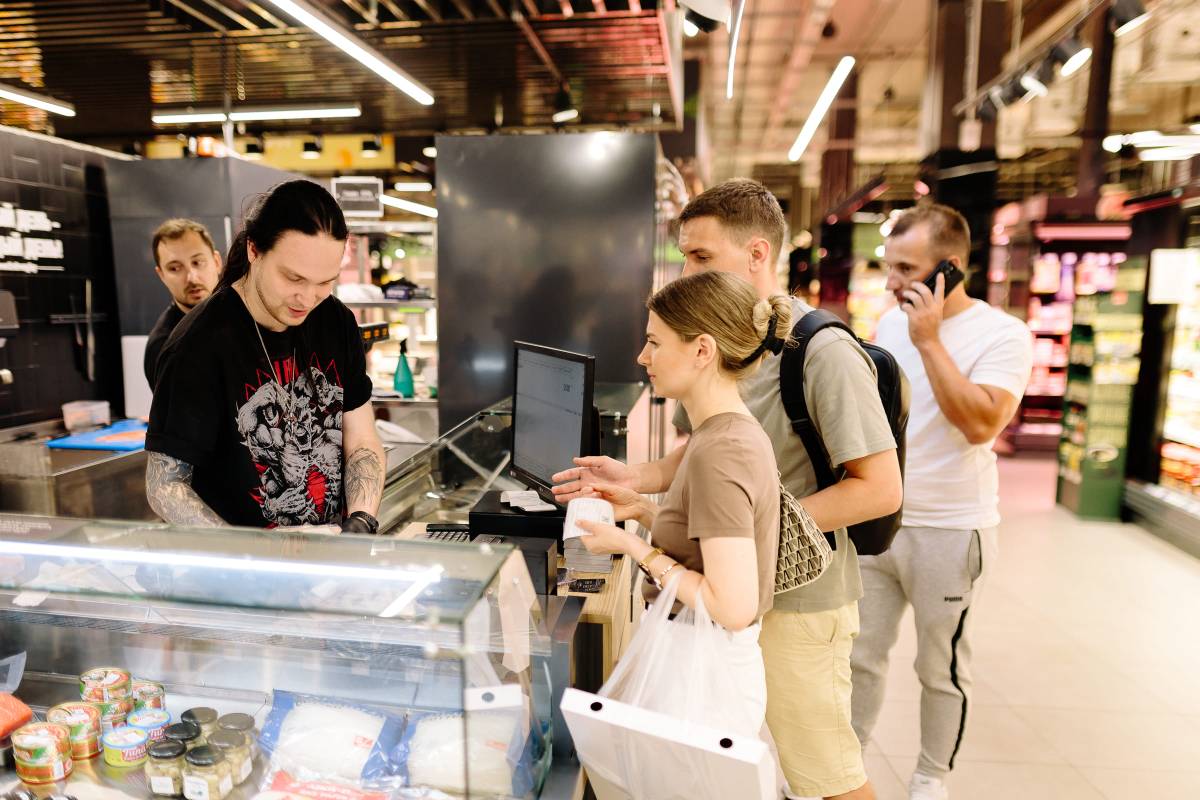 На рыбном островке работают фишмонгеры – эксперты в рыбе и морепродуктах.