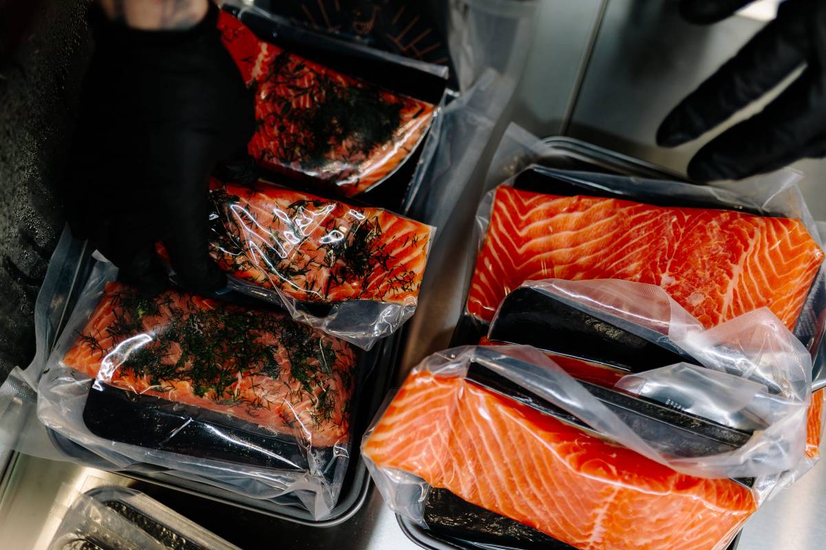 Другая витрина выделена под собственную продукцию «четверга»: рыбу собственного соления и копчения, фирменные полуфабрикаты и готовые блюда. Среди них – гёдза, рыбные пельмени, тефтели, фишболы, супы и многое другое