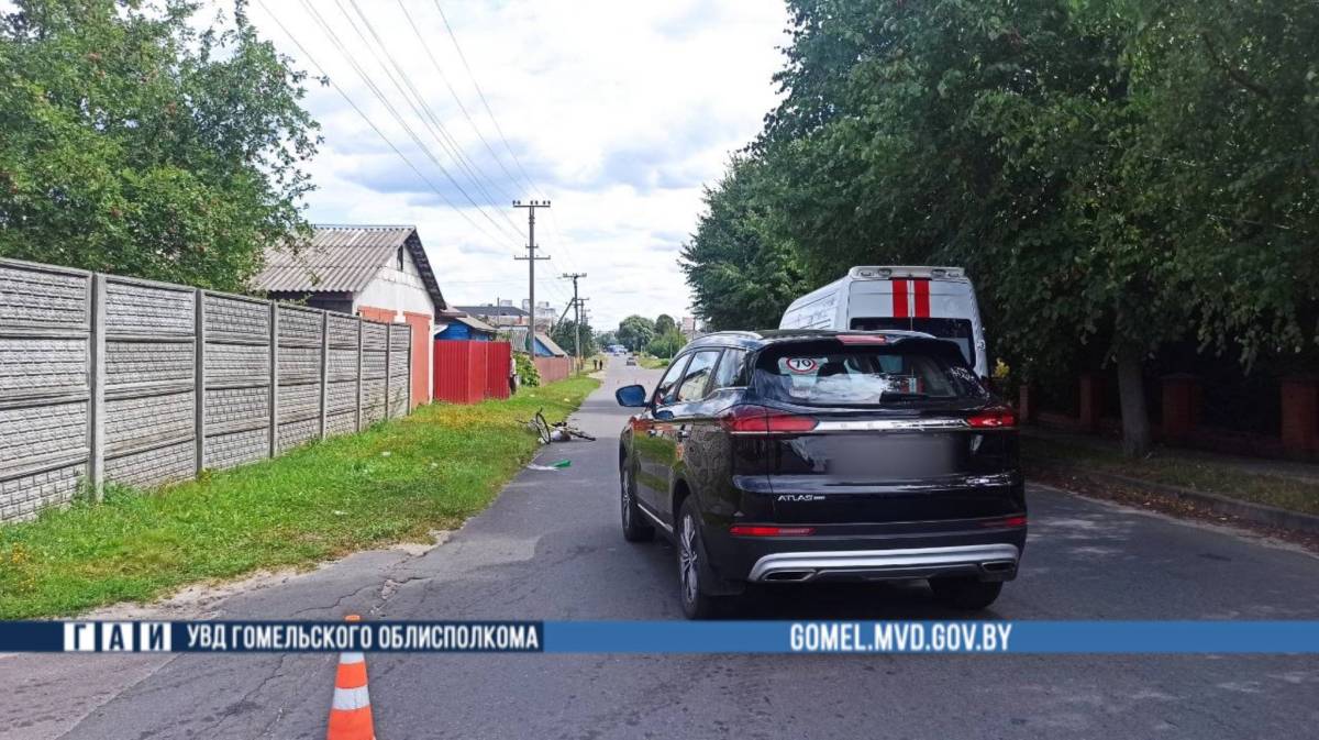 В Гомеле велосипедистка съехала с тротуара и погибла под колесами Geely