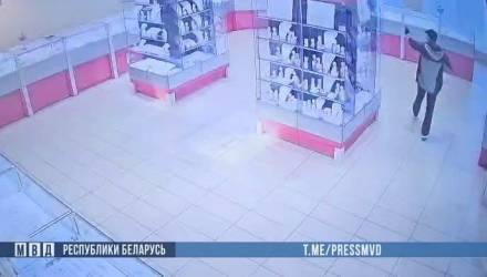 В Минске неизвестный ограбил ювелирный магазин
