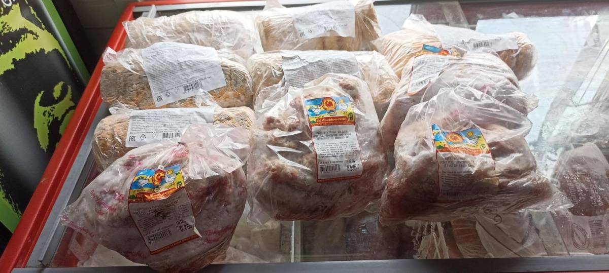 Просроченное мясо и гнилые фрукты. КГК проверил сельские магазины Гомельщины