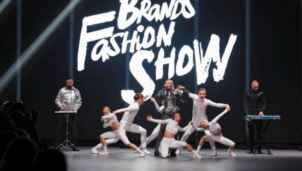 В Минске прошел большой fashion-показ с кутюрными платьями по мотивам смартфонов