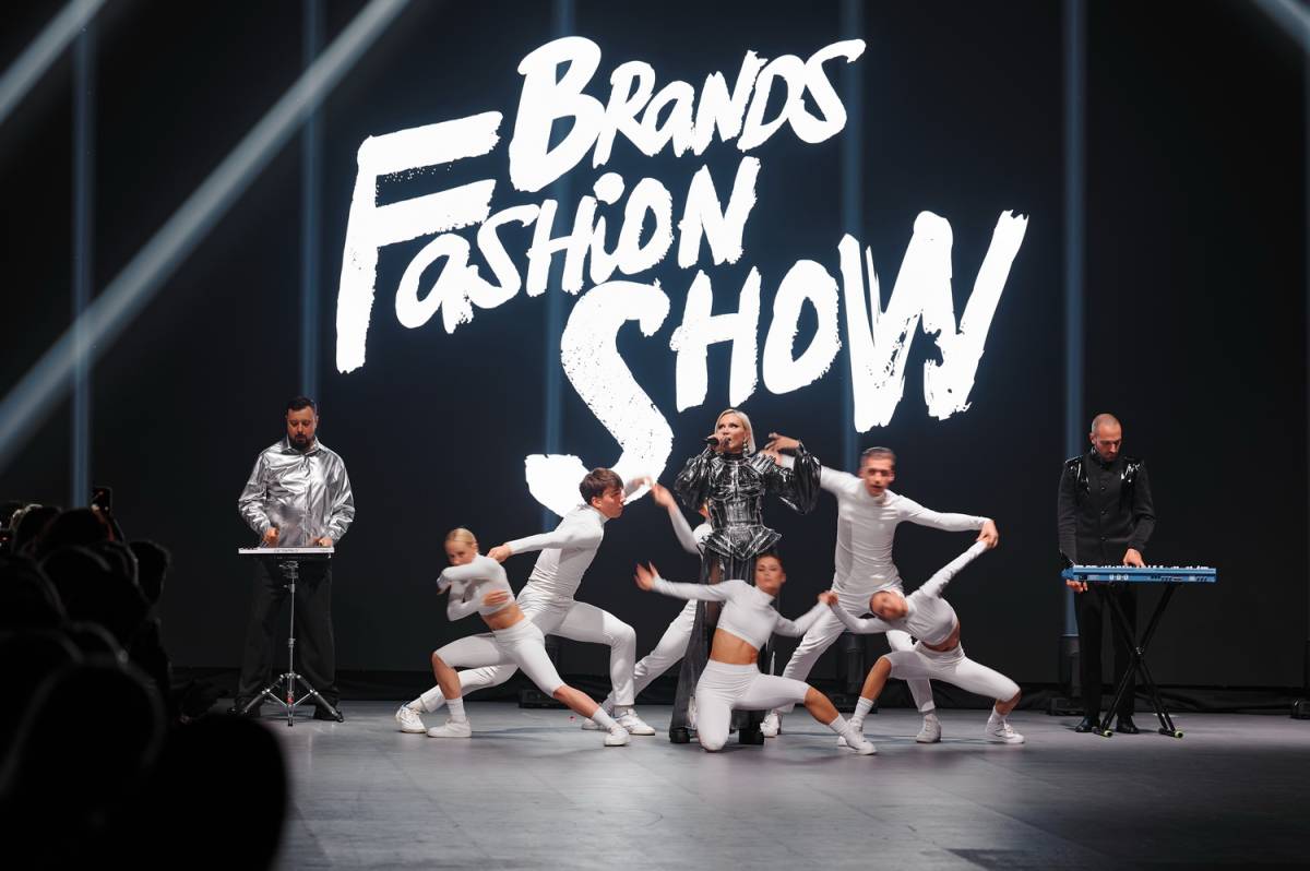 В Минске прошел большой fashion-показ с кутюрными платьями по мотивам смартфонов
