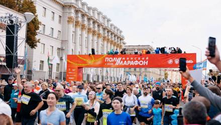 Смотрите, как много людей! Десятки тысяч человек пробежали Минский полумарафон