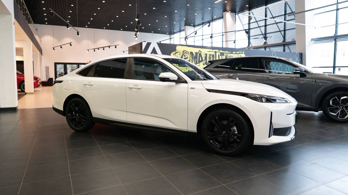 NEVO A05 — автомобиль D-класса с просторным салоном и заметным запасом места для пассажиров второго ряда. Длина седана составляет 4785 мм, ширина — 1840 мм, высота — 1470 мм, а колесная база достигает 2765 мм.