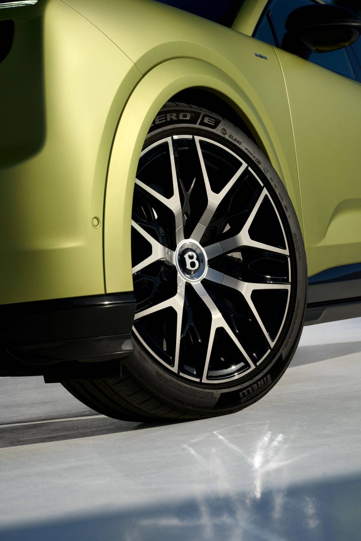Bentley представила свой первый электромобиль