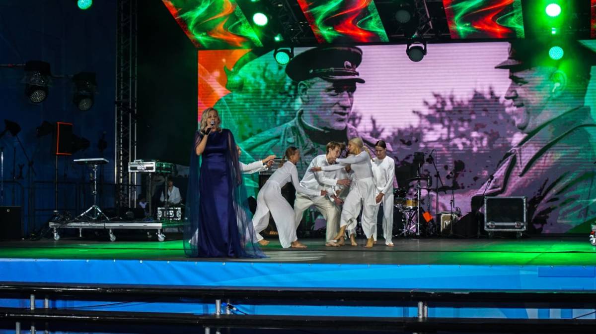 Главная сцена стала центром праздничного вечера