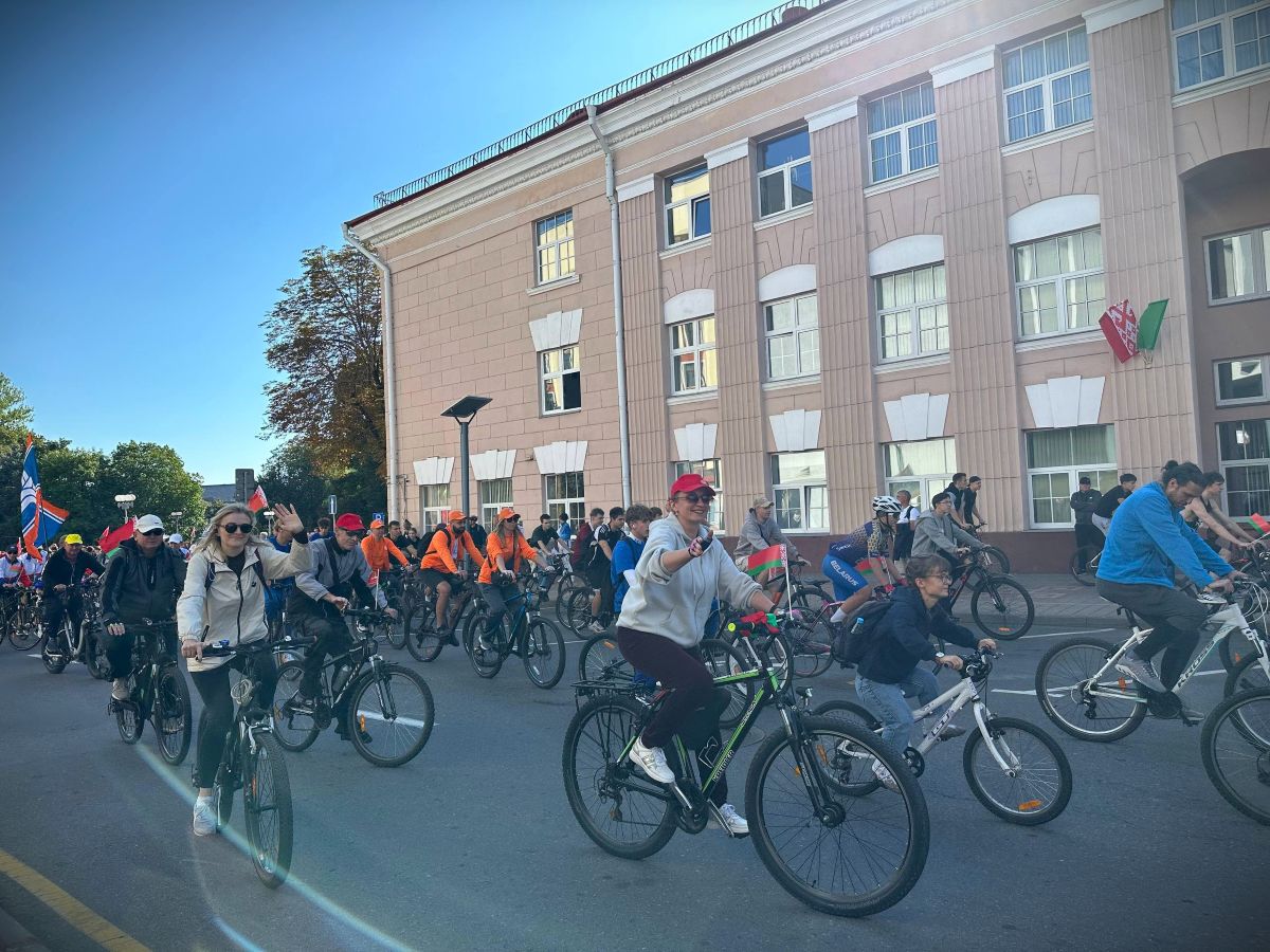 Фотофакт. Сотни гомельчан вышли на велопробег в День народного единства