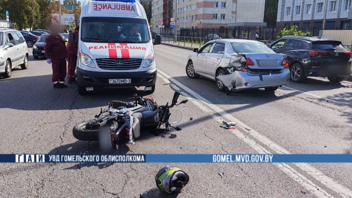 Разворот не туда. В Гомеле в ДТП с Toyota пострадала мотоциклистка