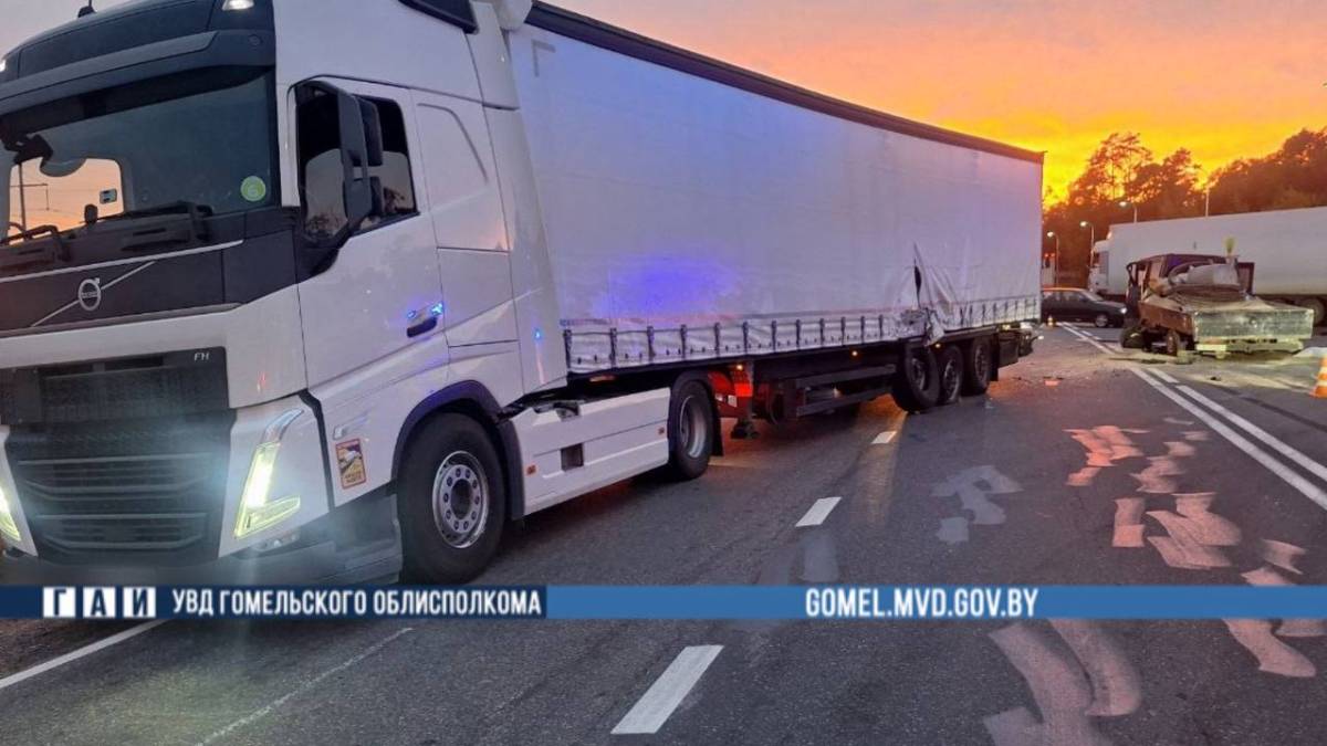 Под Добрушем фура не пропустила автофургон