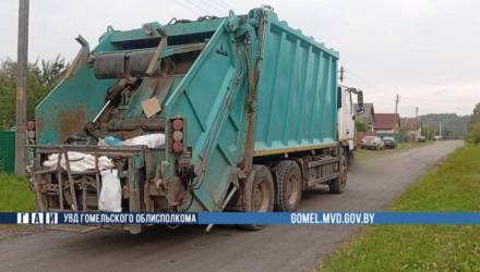 В Петрикове мусоровоз насмерть задавил пешехода