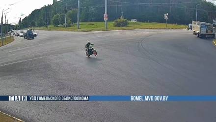 На одном колесе и по тротуару. В Гомеле задержали мотоциклиста-трюкача