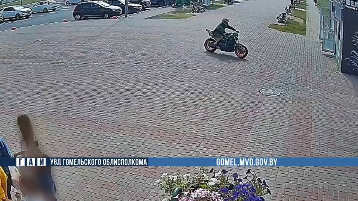 На одном колесе и по тротуару. В Гомеле задержали мотоциклиста-трюкача