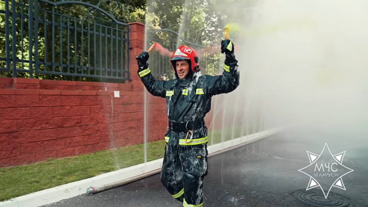 Звуки сирен, водяная арка и спасибо за жизни. Зрелищные кадры с проводов на пенсию пожарного с 30-летним стажем