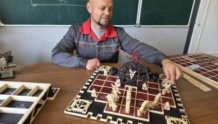 Учитель из Гомеля создал настольную игру по мотивам белорусских пословиц