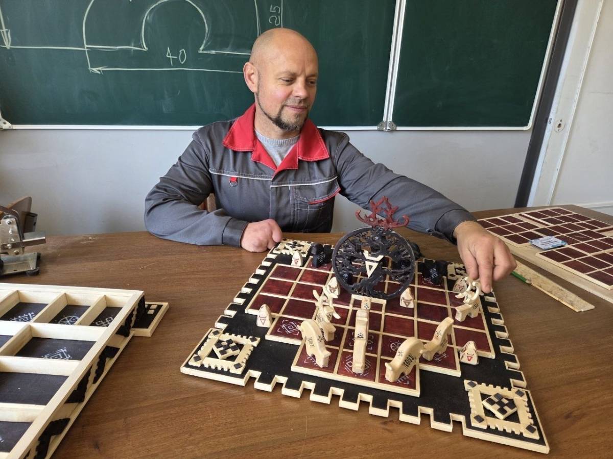 Учитель из Гомеля создал настольную игру по мотивам белорусских пословиц