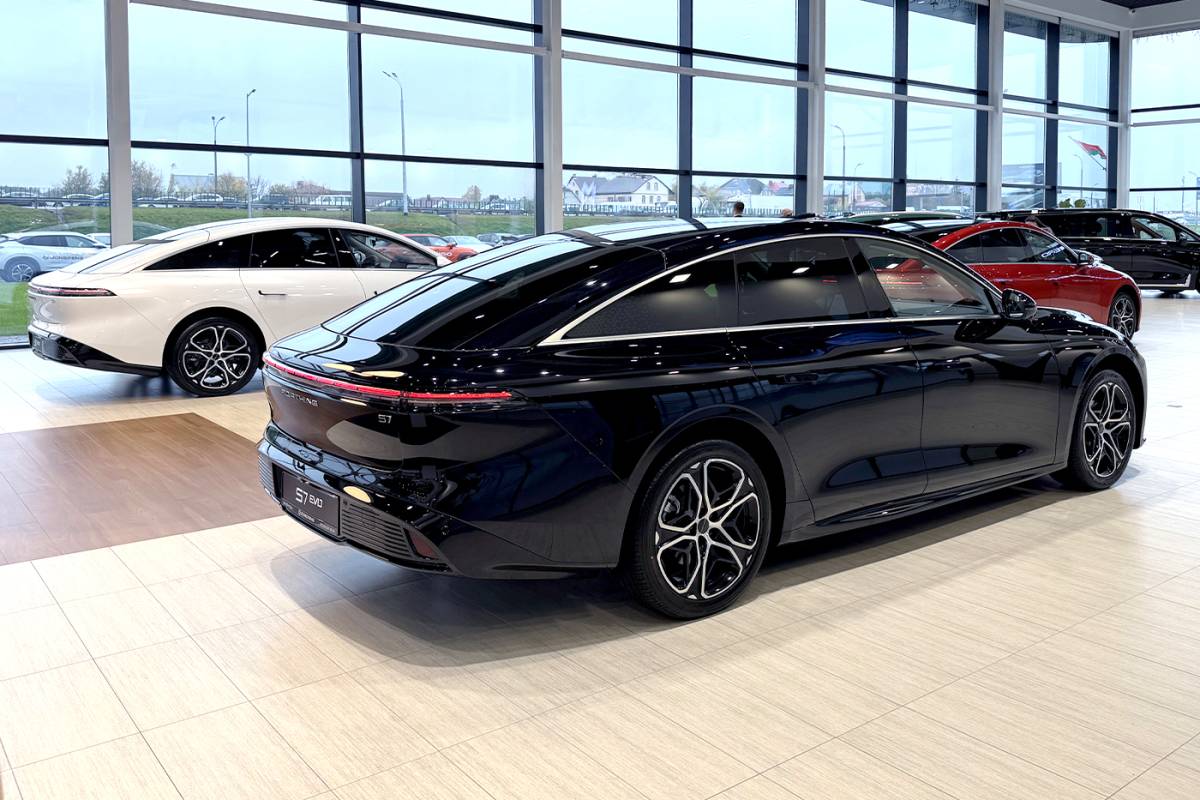 В Беларусь приехал электрический лифтбек Forthing S7 EVO. Названы цены