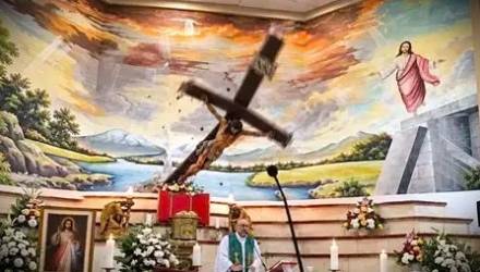 В Эквадоре священник погиб при падении креста во время мессы