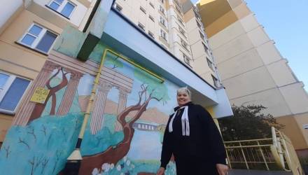 От Шрека до Тони Хоука. Гомельчанка превратила подъезд в мультяшную арт-галерею