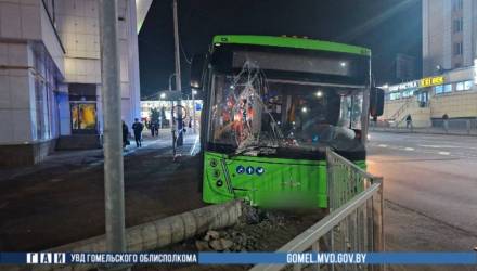 В Гомеле автобус без водителя покатился и врезался в осветительную опору