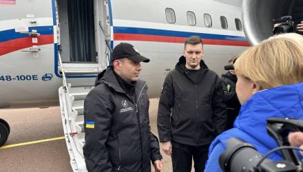 В аэропорт Гомеля прилетели представители гуманитарной миссии в Алешках