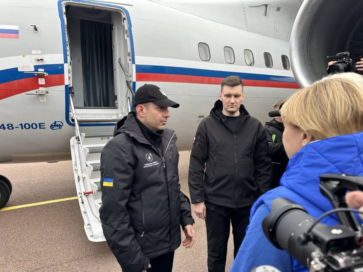 В аэропорт Гомеля прилетели представители гуманитарной миссии в Алешках