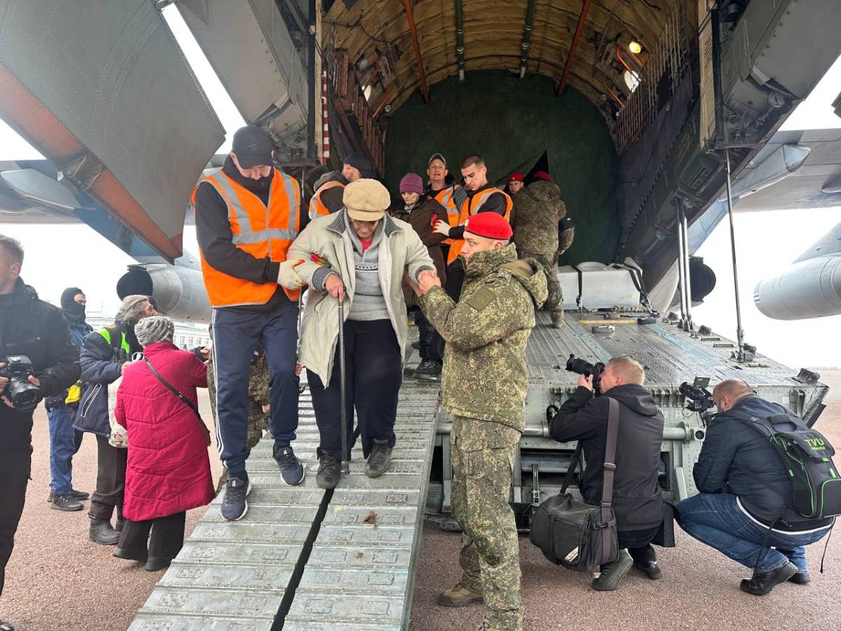 В гомельском аэропорту приземлились три самолета с эвакуированными жителями Алешек