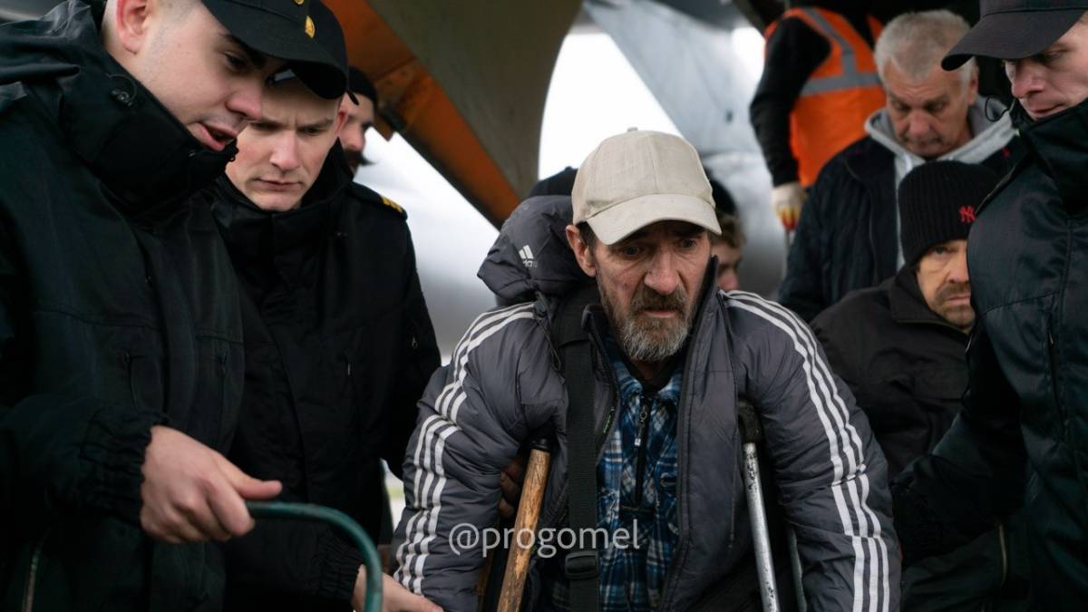 В гомельском аэропорту приземлились три самолета с эвакуированными жителями Алешек