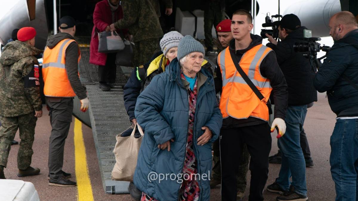 В гомельском аэропорту приземлились три самолета с эвакуированными жителями Алешек
